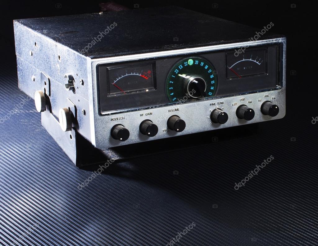 Rádio CB clássico com medidor e microfone