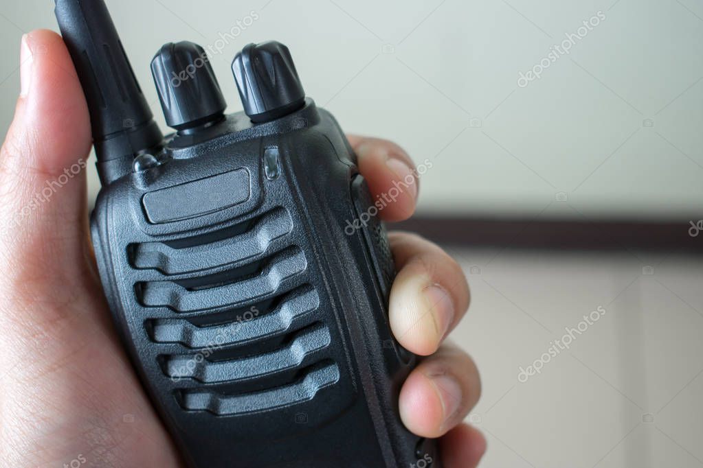 Rádio CB portátil na mão ao ar livre