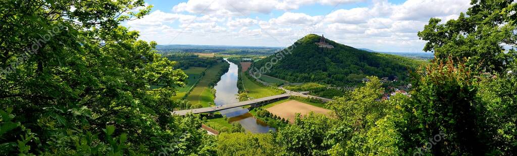 Serra com torre de comunicações no litoral norte