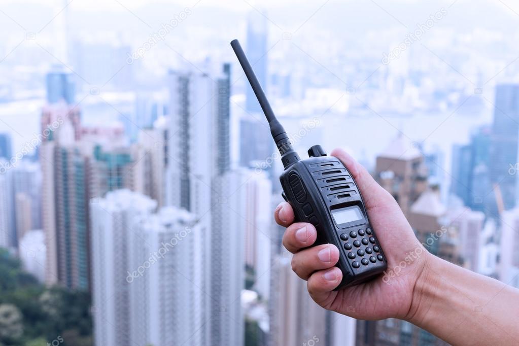 Antena CB montada no tejadilho do carro