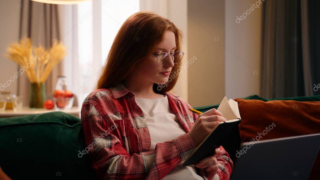 Caderno de notas com checklist assinalada